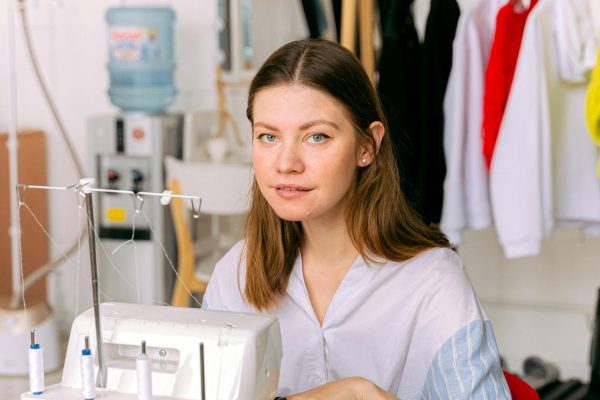 Femme en train de coudre à la machine